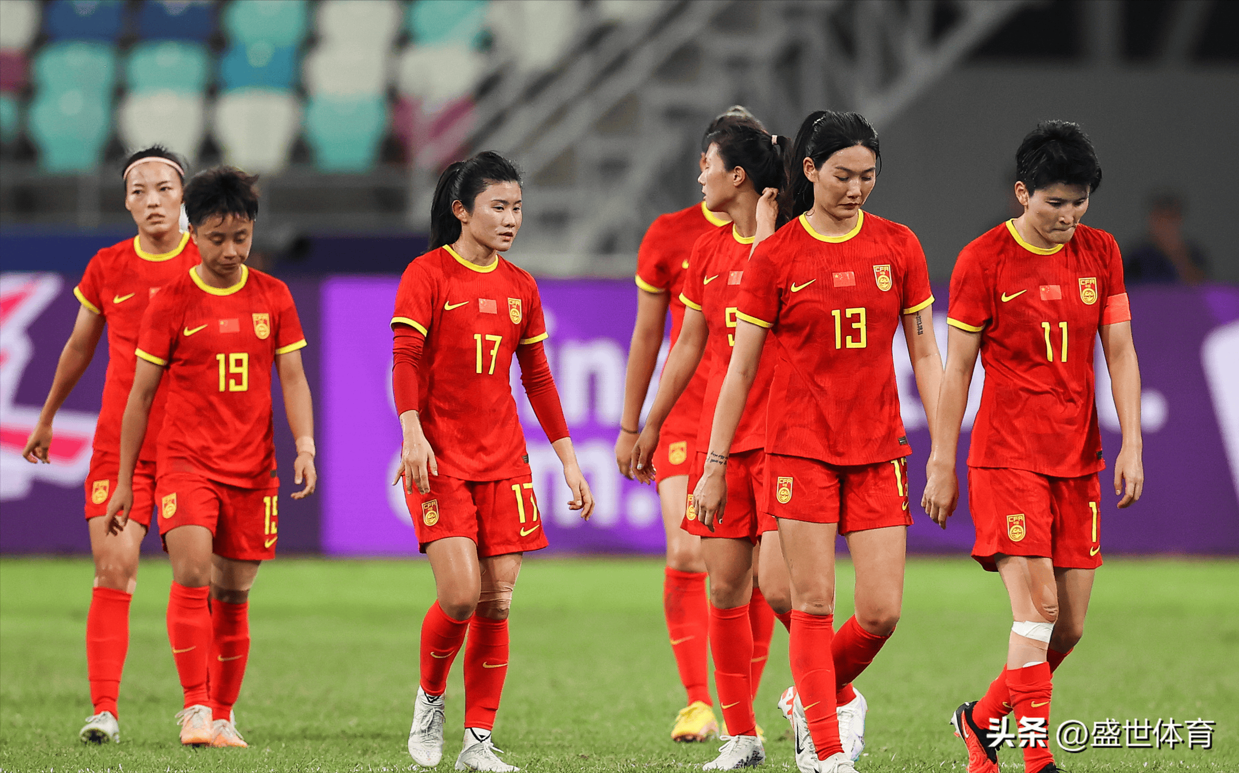 中国女足受挫不已，队员面临压力，困难重重