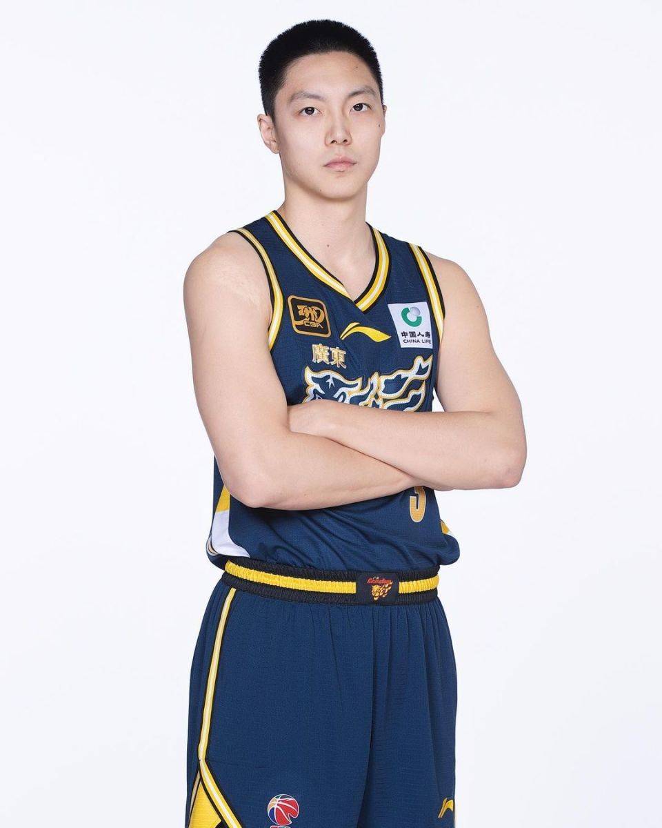 广东宏远抢眼表现，稳坐积分榜榜首